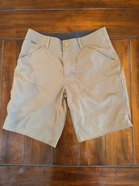 Kuhl Men's Renegade Cargo Shorts in Burnt Olive Green Khaki Size 32 flaw